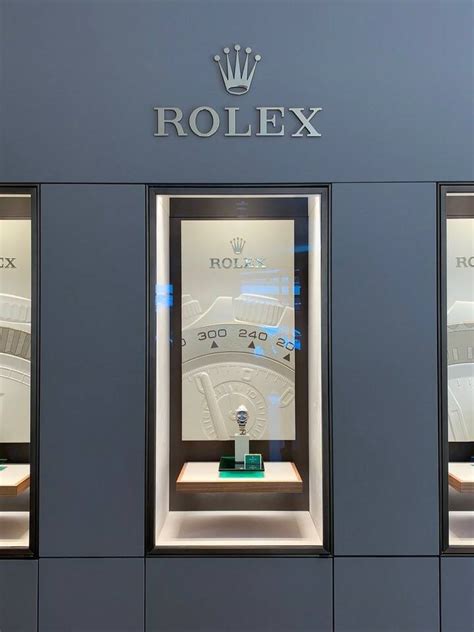 Détaillant officiel Rolex à Paris .